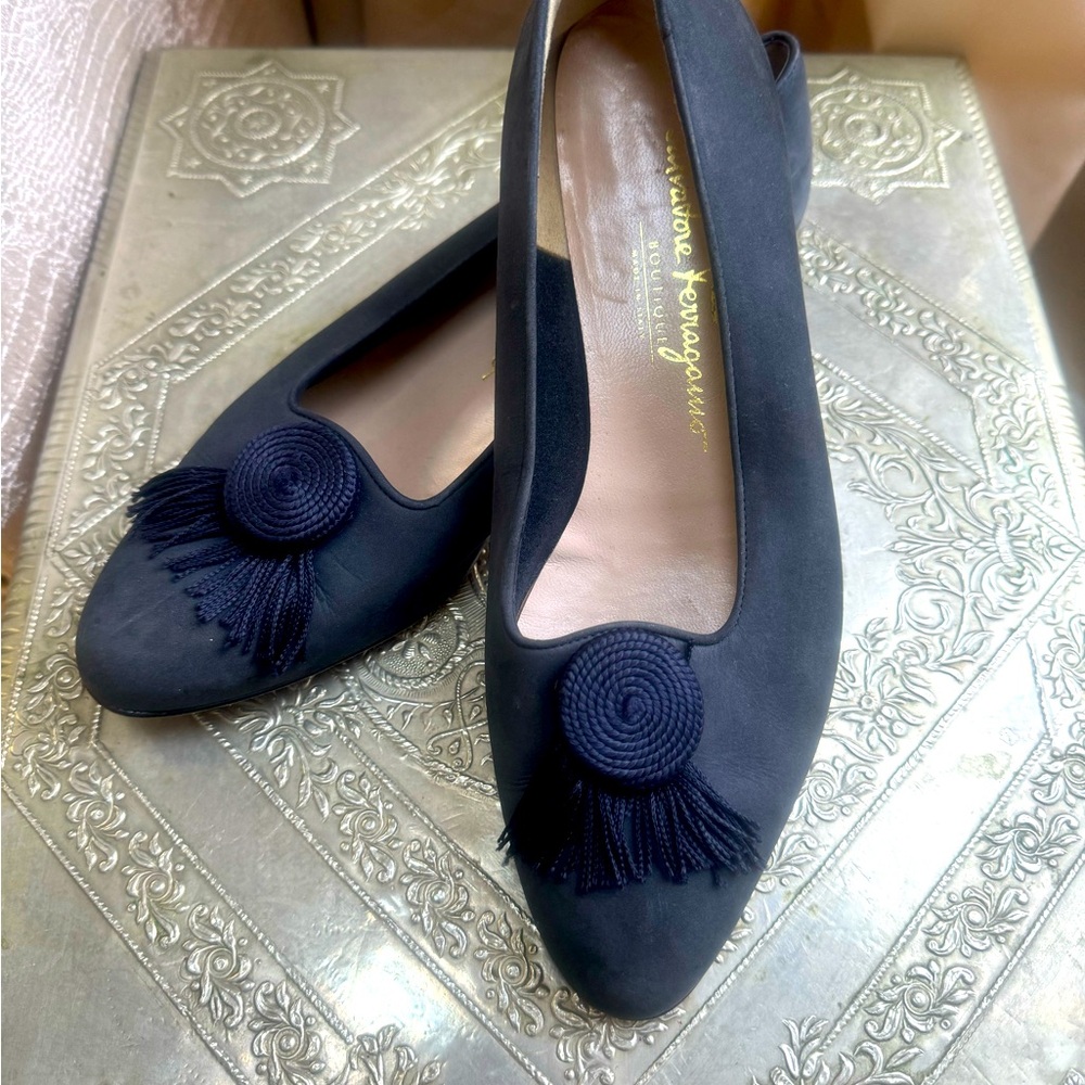 Navy blue Salvatore Ferragamo flats. Size 8
